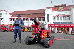 Padamkan Kebakaran di Surabaya, Pemkot Kini Gunakan Robot Tahan Ledakan